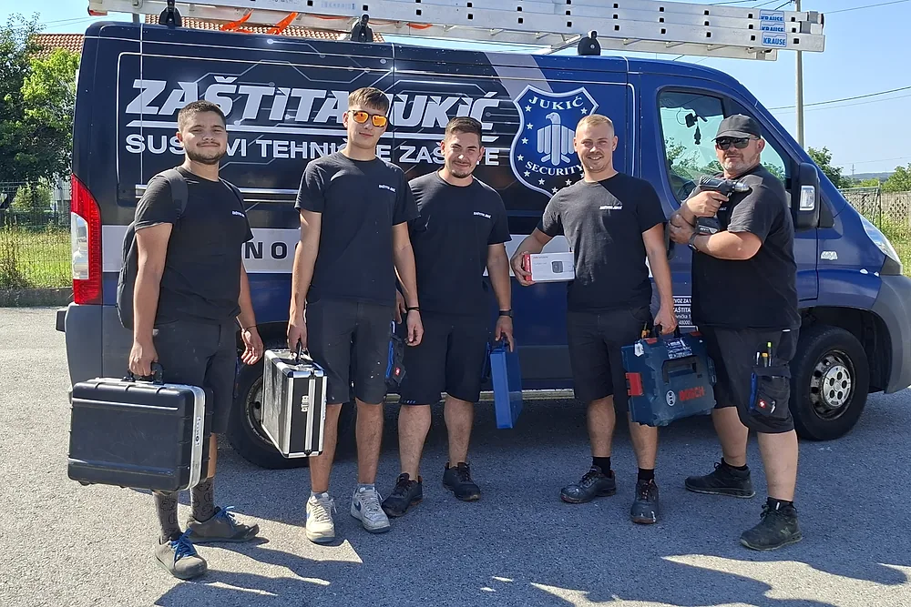Montažerski tim Zaštite Jukić s alatom ispred brendiranog servisnog kombija