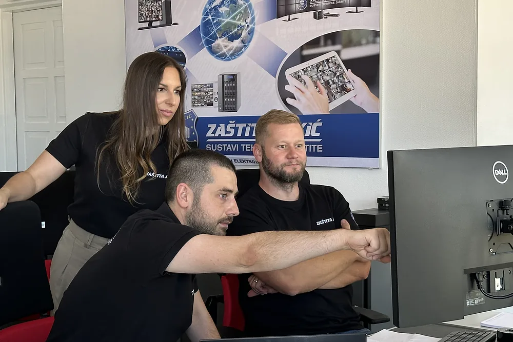 Tim Zaštite Jukić pregledava projekt sustava tehničke zaštite na monitoru u uredu