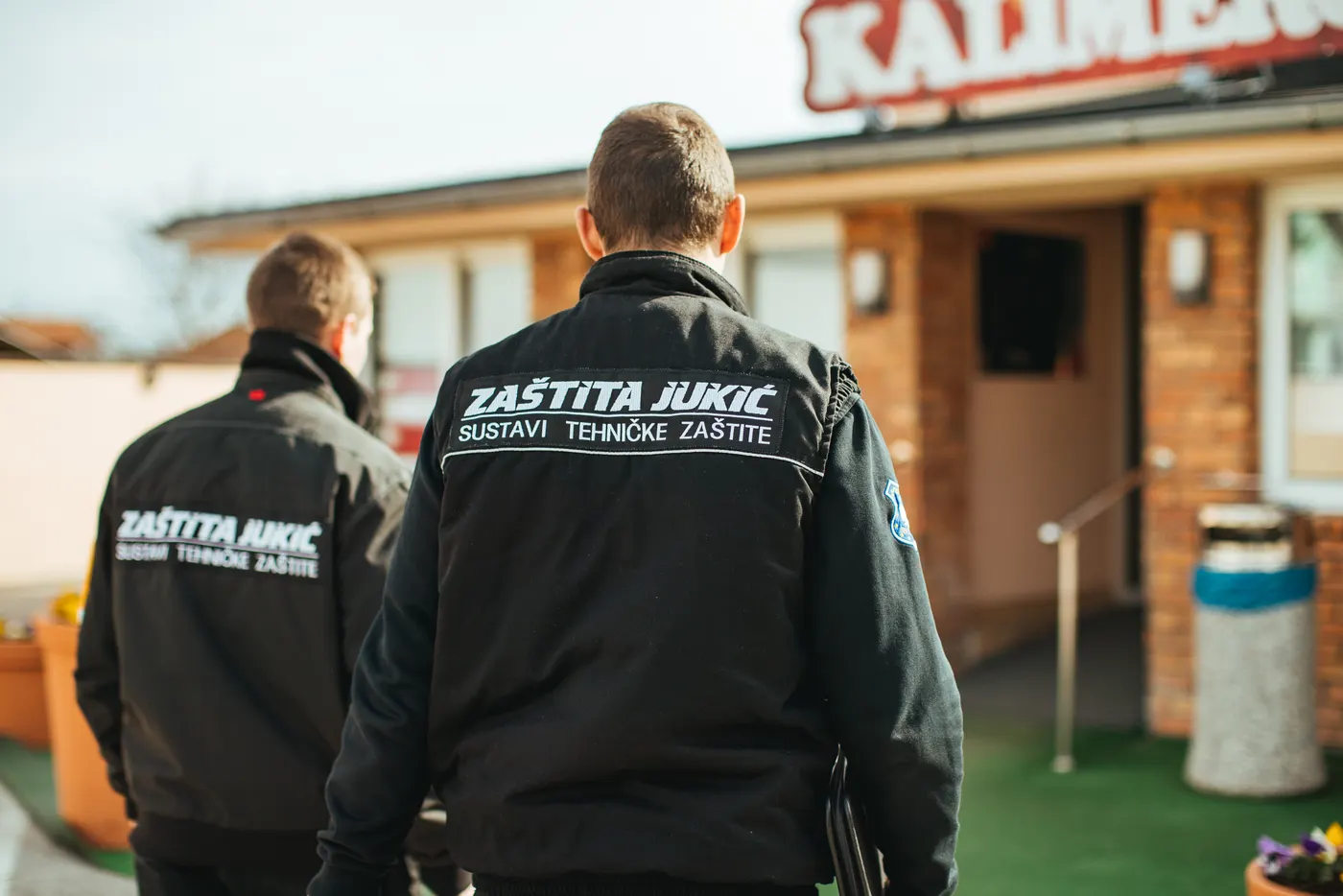 Naši tehničari ispred restorana Kalimero