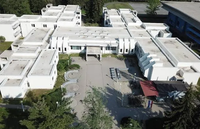 Pogled iz zraka na zgradu Srednje škole Koprivnica s unutarnjim dvorištem