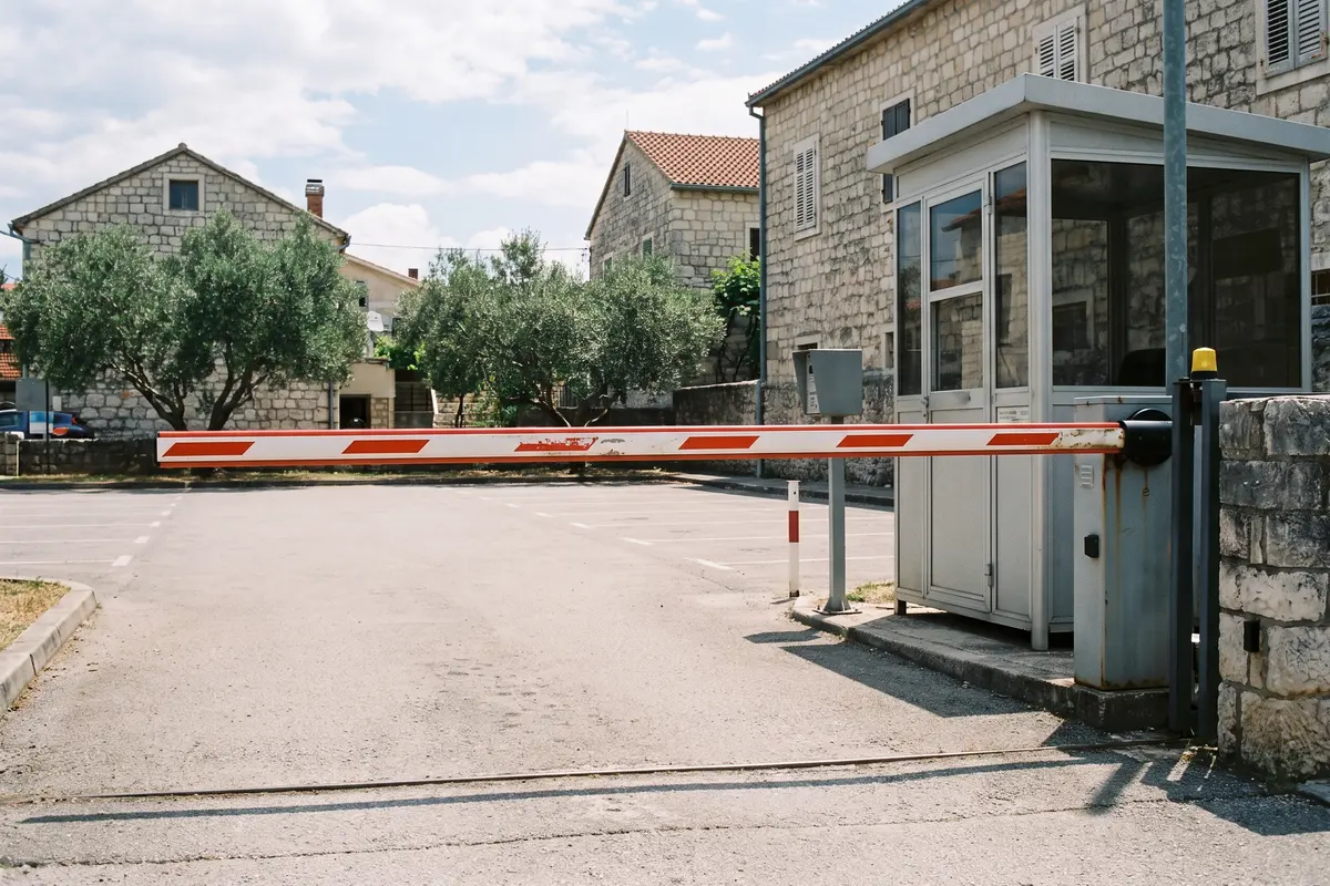 Automatska rampa na ulazu parkirališta poslovnog objekta