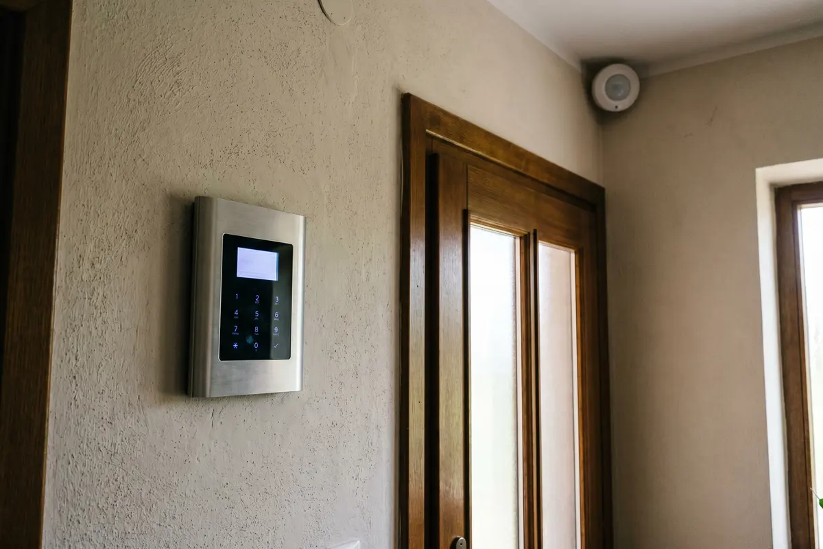 Tipkovnica alarmnog sustava uz ulazna vrata s PIR senzorom pokreta